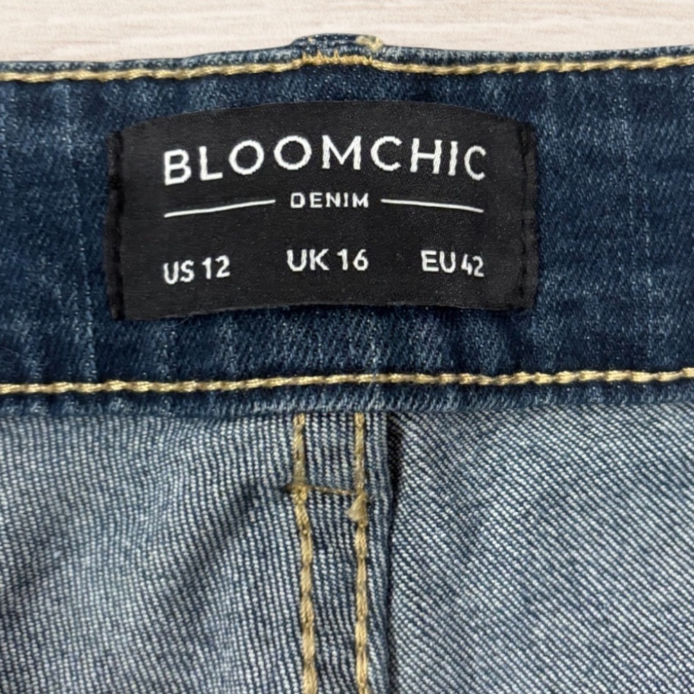 BLOOMCHIC Distressed Medium Wash Stretch Denim Jeans Shorts Women's Size 12 - Picture 3 of 5